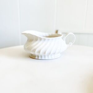 Swirl Pattern Ironstone Gravy Boat 🤍